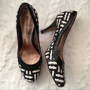 VINTAGE DESIGNER ARTURO CHIANG ALMOND TOE PUMPS